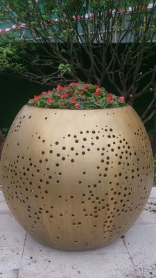 आधुनिक बड़े धातु फूल पॉट गार्डन शिल्प खोखले आउटडोर धातु संयंत्र के बर्तन